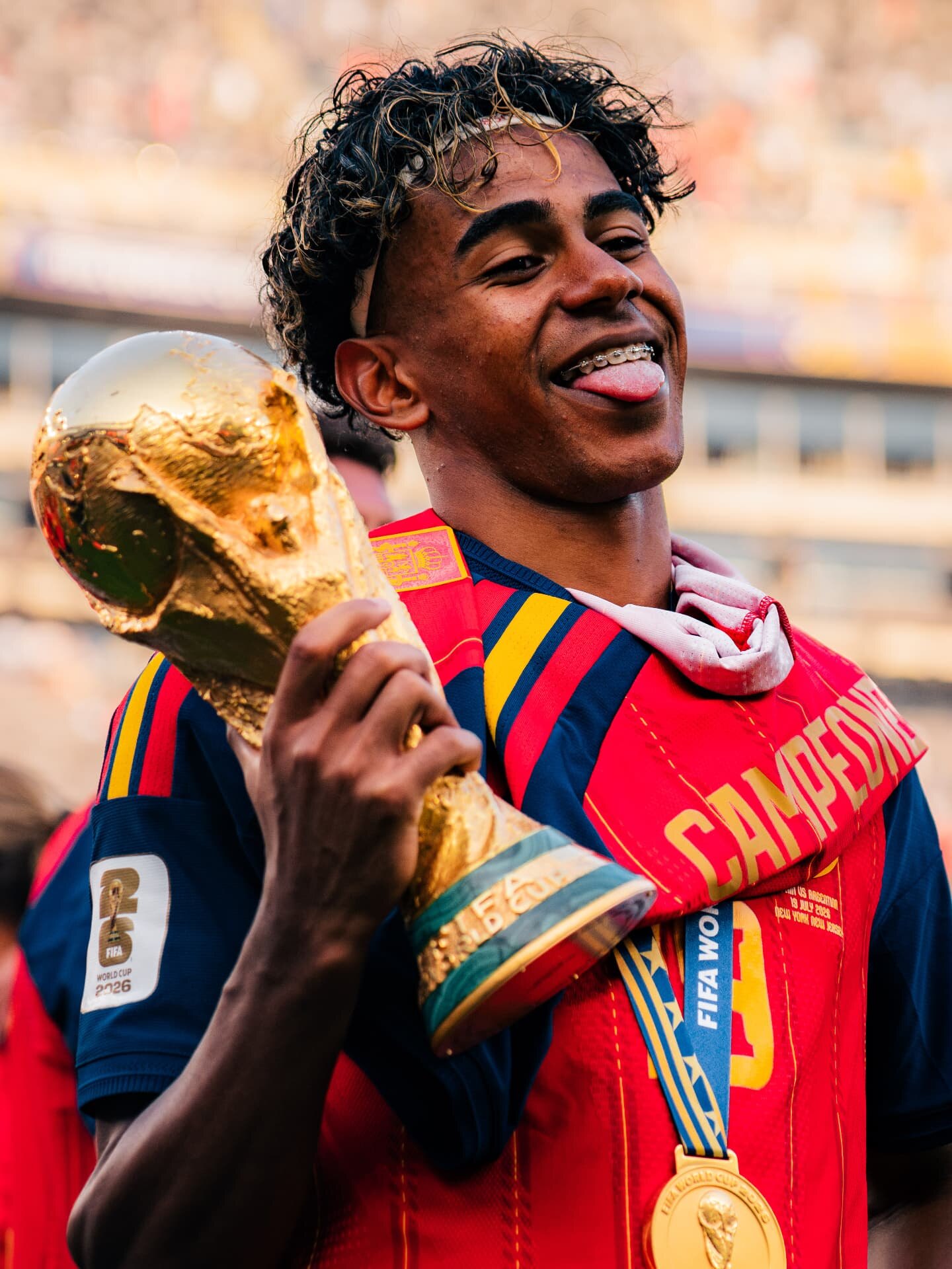 Lamine Yamal avec le trophée de la Coupe du monde