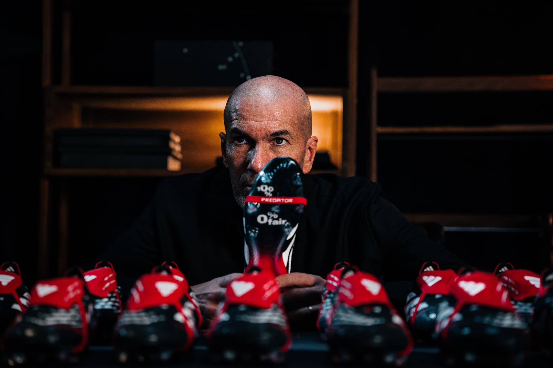 Zinédine Zidane derrière une rangée de Predator Elite