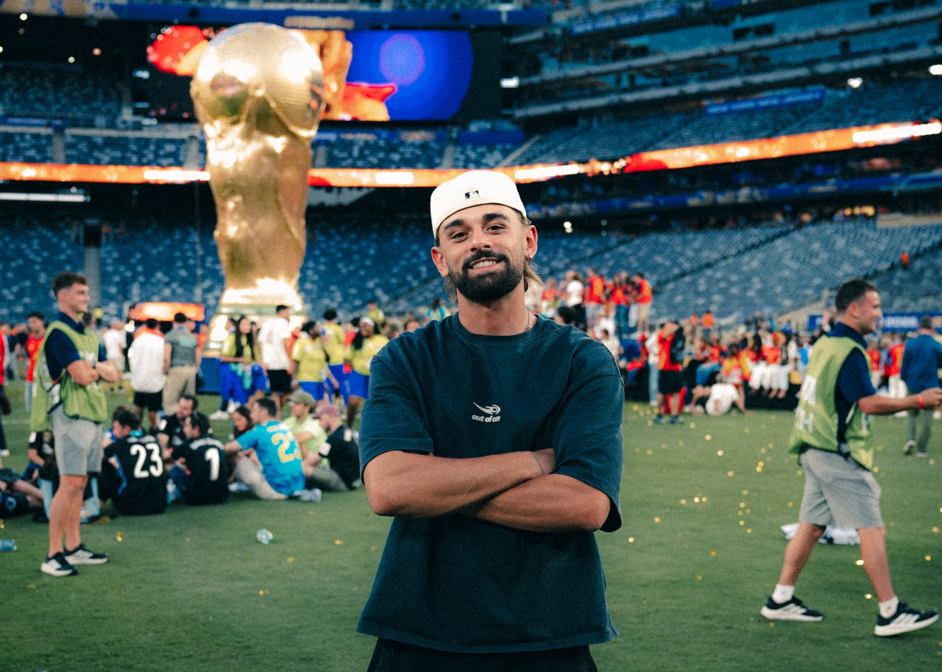 ALEH sur la pelouse après la finale de la Coupe du monde 2026