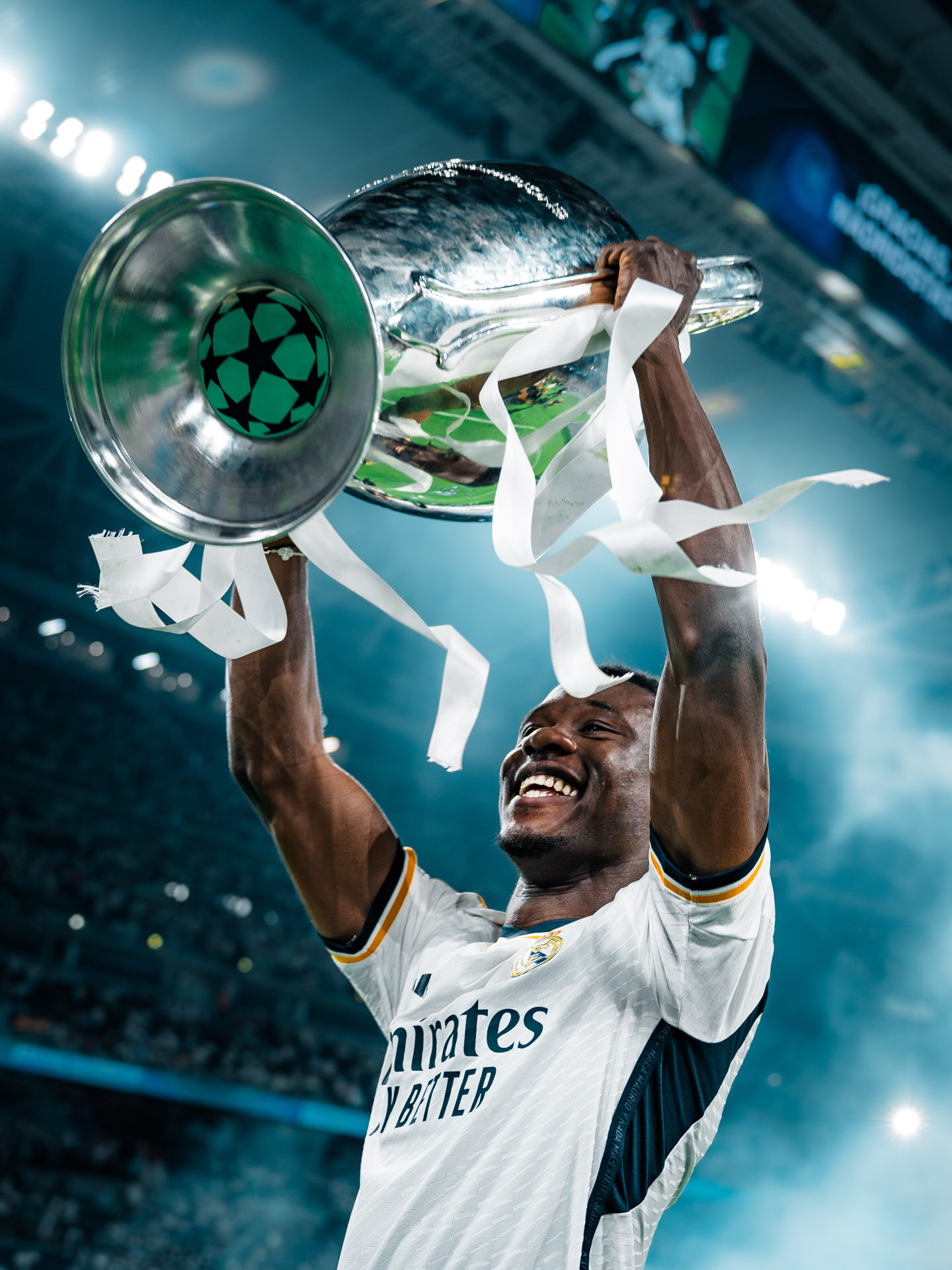 Joueur du Real Madrid soulevant la Ligue des champions