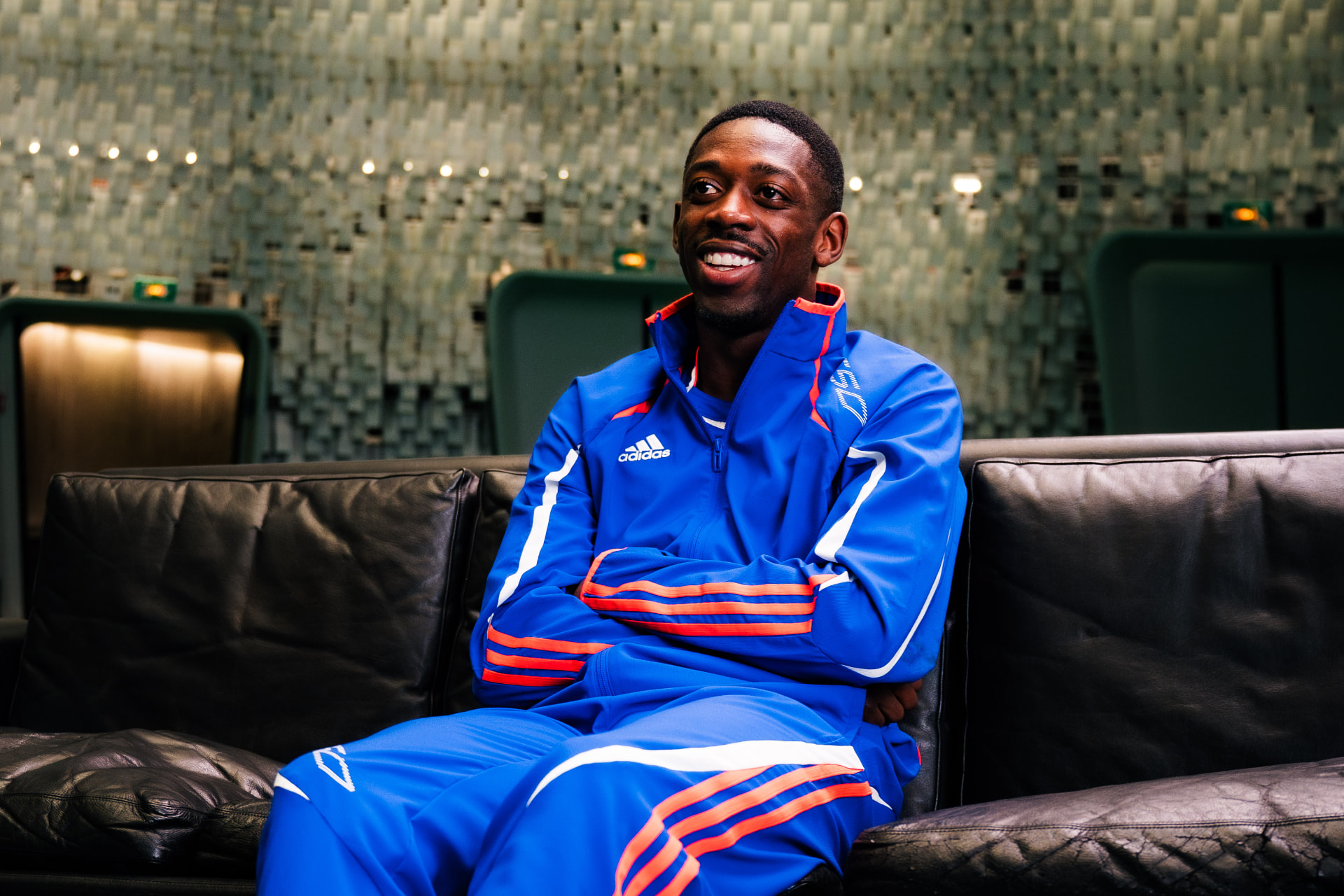 Ousmane Dembélé assis en tenue adidas bleue