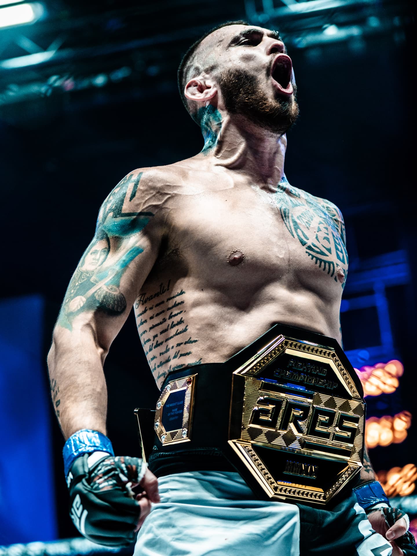 Combattant MMA avec sa ceinture ARES