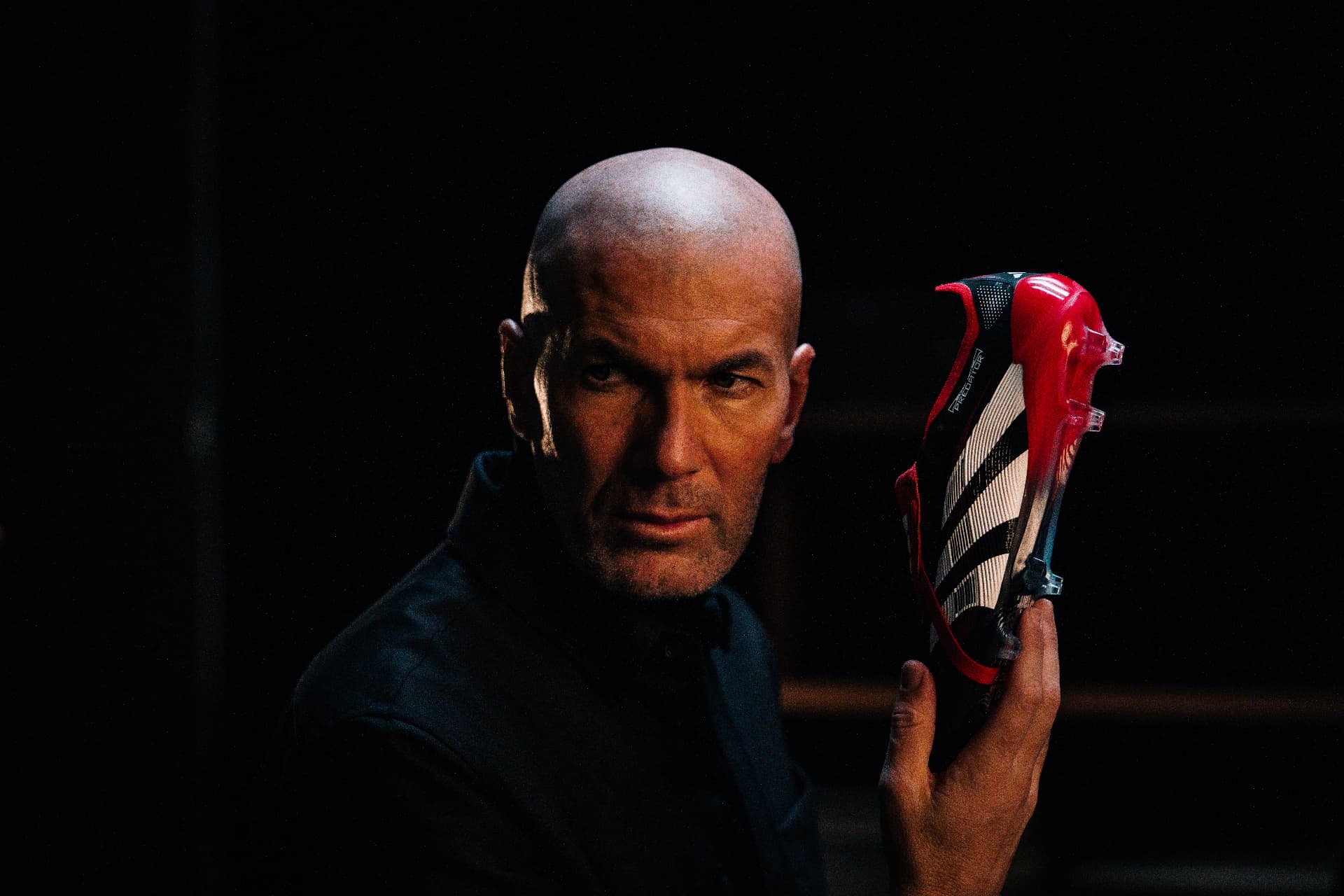 Zinédine Zidane tenant la Predator Elite