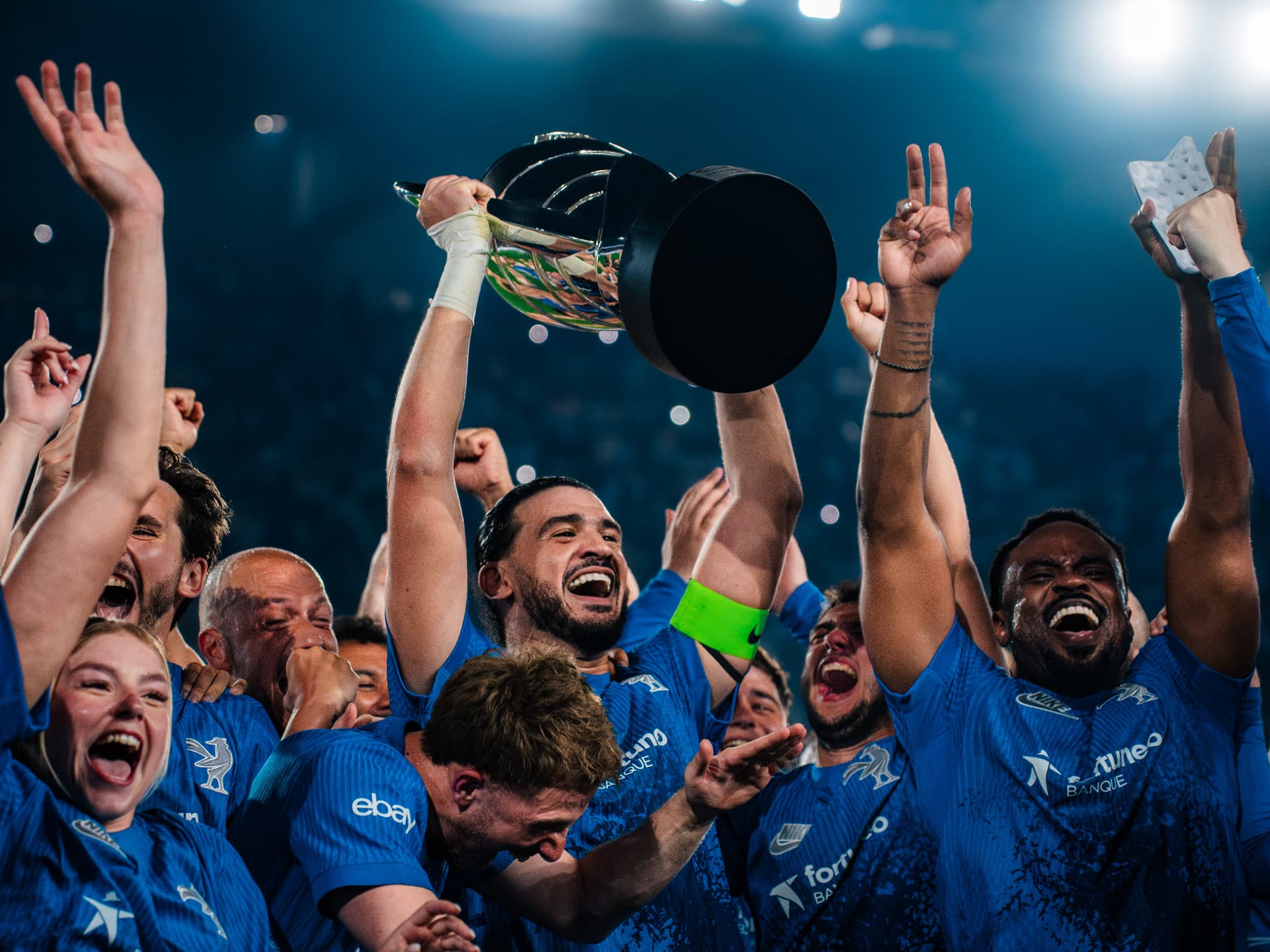 Équipe en bleu soulevant le trophée, Eleven All Stars
